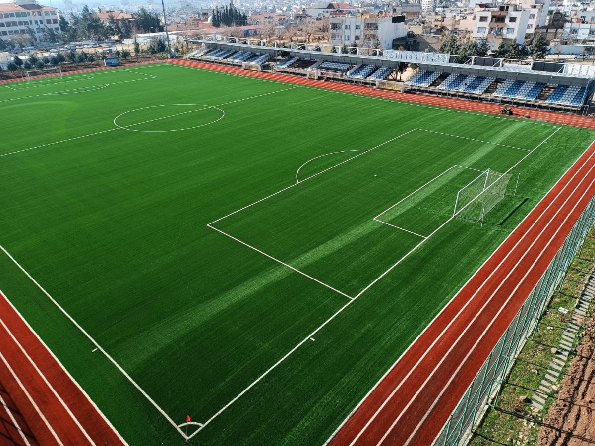 Atletizm pistiyle çevrili nizami ölçüde sentetik çim futbol sahası