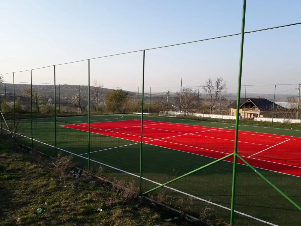 Galvaniz direkli tel örgü ile çevrilmiş spor sahası
